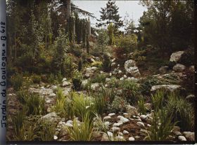 Image représentant Sôrintô du " sanctuaire japonais " s'élevant au-delà d'une partie rocailleuse du " jardin chinois "