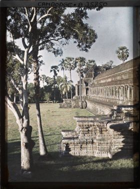 Image représentant Un segment de la galerie pourtournante formant la base du temple-montagne; à l'arrière-plan, le pavillon d'angle nord-ouest