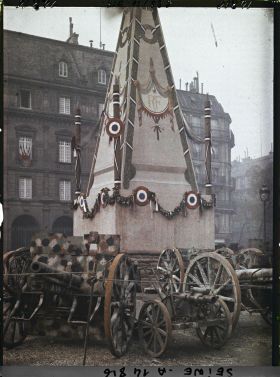 Image représentant Pylône élevé sur la place de l'Hôtel de Ville pour le 4ème emprunt national