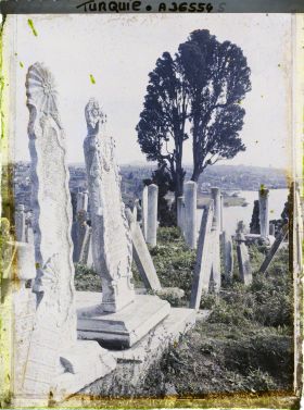 Image représentant Turquie, Constantinople- Eyoub, Petit Village d'Eyoub Cimetière d'Eyoub, tombes de femmes et au fond, Galata et la Corne d'Or.