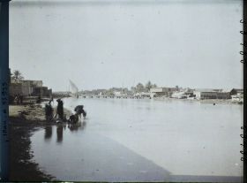 Image représentant Laveuses sur les rives du Chatt Al-Hillah, l'une des branches de l'Euphrate