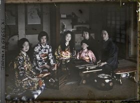 Image représentant Résidence de la famille Kitashirakawa (intérieur), la princesse Kitashirakawa (Fusako), ses trois filles (prénommées Mineko, Sawako et Taeko) leur cousine, la princesse Takeda Ayako et sa mère la princesse Takeda Masako