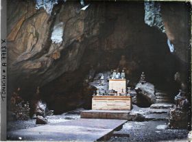Image représentant Un autel à l'intérieur de la grotte-pagode de Ninh-so'n