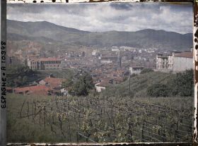 Image représentant Espagne, Bilbao, L'ensemble de Bilbao vu de l'Est vers l'Ouest vignes au 1er plan.