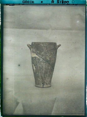 Image représentant Musée archéologique - Vase de terre cuite, orné de lys peints en blanc, provenant de Cnossos