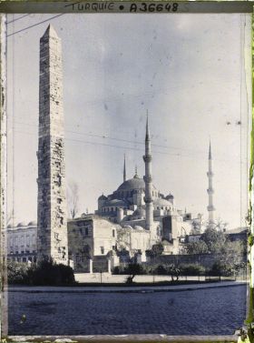Image représentant L'Obélisque Muré sur la place At Meydani et la Sultan Ahmet Camii ou "mosquée Bleue"