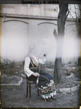 Image représentant Jeune femme à robe brodée de marguerites