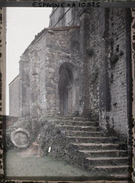 Image représentant Espagne, Près Oviedo, Le petit porche et les 2 escaliers de Sta Maria de Noranco (IXe S.)