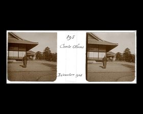 Image représentant Le comte Okuma posant devant sa résidence