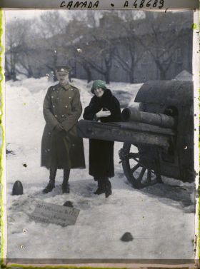 Image représentant M. Georges Vanier et son épouse Pauline devant la citadelle de Québec