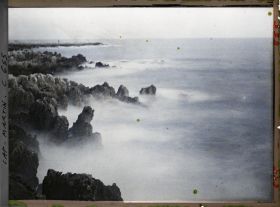 Image représentant Rochers se découpant dans les vagues, près de la pointe du cap Martin