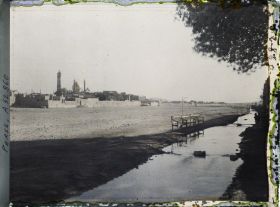Image représentant Vue vers le sanctuaire de Fatima Masoumeh le long de la rivière Qom