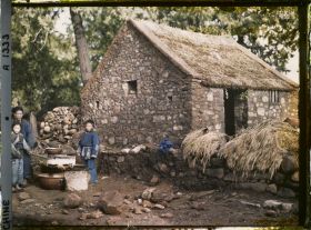 Image représentant Des paysans devant une habitation