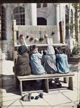 Image représentant Jeunes orphelins attelés à la fabrication d'un tapis dans la cour intérieure de la maison Chamieh