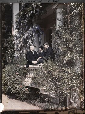 Image représentant Trois invités d'Albert Kahn sur le perron de la villa (dont deux sont sans doute des étudiants)