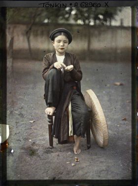 Image représentant Une jeune fille présentant une chique de bétel dans le creux de sa main