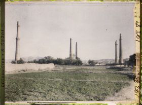 Image représentant A gauche, le seul minaret restant de l'entrée de la Madrasa de Gawhar Châd et les minarets de la Madrasa Ni' Matiye