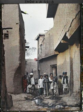 Image représentant Groupe d'enfants dans une rue