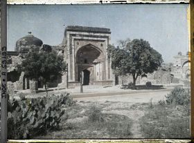 Image représentant La Porte Est de la mosquée de Maham Anga, communément appelée Khairul Manzil