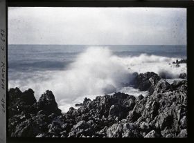 Image représentant Vagues se brisant sur les rochers, vus non loin de la villa Kahn, légèrement vers l'ouest