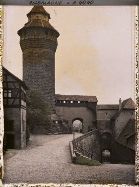 Image représentant La tour Sinwell qui s'élève au dessus de l'enceinte du Kaiserburg, le château impérial