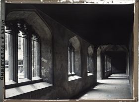Image représentant Une allée du cloître du Magdalen College