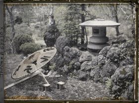 Image représentant Ombrelle et geta dans un jardin
