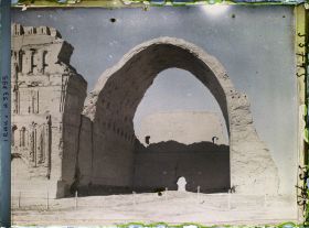 Image représentant La salle du trône du Taq-I-Kisra (voûte elliptique de 37 mètres de haut)