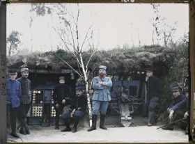Image représentant Le capitaine Faivre du 53e devant une de ses pièces [d'artillerie]