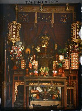 Image représentant Un des autels latéraux à l'intérieur d'un temple bouddhique (" Hàm-long ")