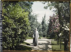 Image représentant Rabindranâth Tagore près de l'allée des roses