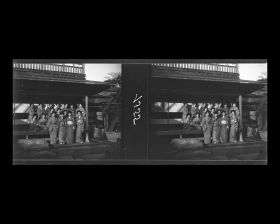 Image représentant Dames et jeunes filles dans la résidence Motono