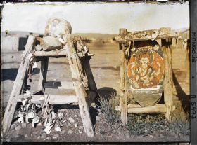 Image représentant Monuments de dévotion à l'effigie d'une divinité courroucée et d'un bodhisattva