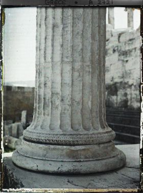 Image représentant Sur l'Acropole, la base d'une colonne de l'Erechtheion
