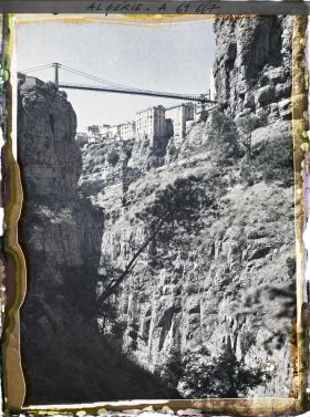 Image représentant Algérie, Constantine, Au fond des gorges, Vue vers la passerelle