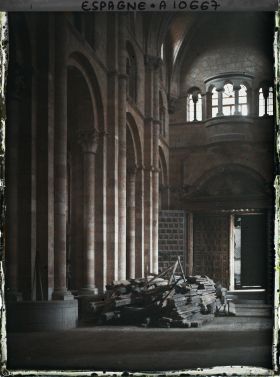 Image représentant Espagne, Avila, Le Vaisseau Central intérieur de S. Vicente pur roman (granite au bas et au 1er pilier à g.