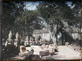 Image représentant La " chaussée des géants " franchissant la douve de la cité près de la " Porte de la Victoire " (porte est menant au Palais royal)