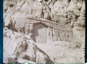Image représentant Deux bas-reliefs d'époque parthe, celui de gauche est recouvert par une inscription persane (donation du Sheikh Ali Khan Zangana au 17e siècle)