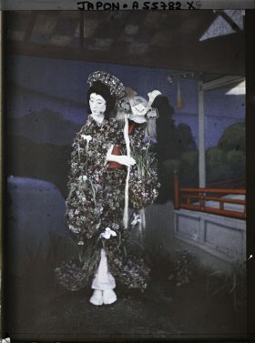 Image représentant jardin Horikiri : ningyô (poupée) exposée durant la floraison des iris