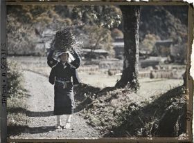 Image représentant Paysanne portant un fagot sur la tête