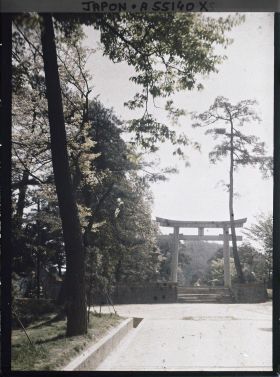Image représentant Premier torii (Ichi-no-torii) de l'entrée du sanctuaire Hôkoku-jinja (Toyokuni-jinja)