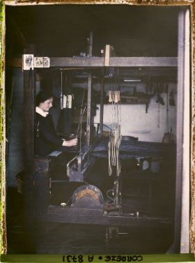 Image représentant Dans un atelier de tisserand, Mademoiselle Taterode remplaçant son père Emile tisserand