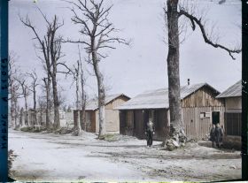 Image représentant France, Courcy, Allée du Château et maison en bois