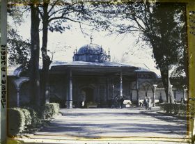 Image représentant Topkapi Sarayi - Bab-üs-Saadet ("Porte de la Félicité") le jour de l'investiture du Calife