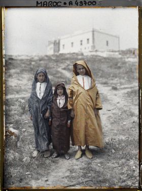 Image représentant Jeunes garçons entourant une petite fille