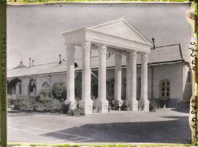 Image représentant Un portique (de style grec), dans l'Arg (la citadelle abritant le Palais royal)