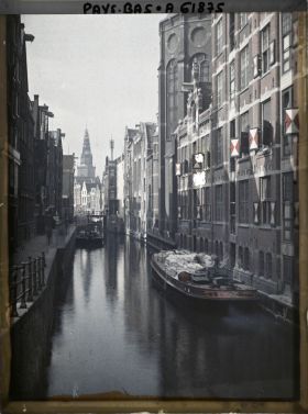 Image représentant Le Oudezijdskolk qui aboutit dans le Oudezijds Voorburgwal