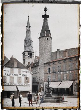 Image représentant La place Foch, l'église Sainte-Croix, tour en charpente et le beffroi