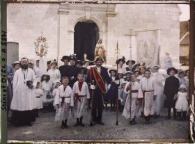 Image représentant France, Méry, La procession devant l'Eglise de Méry