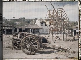 Image représentant Charriots à boeufs et roue de manège sur une place